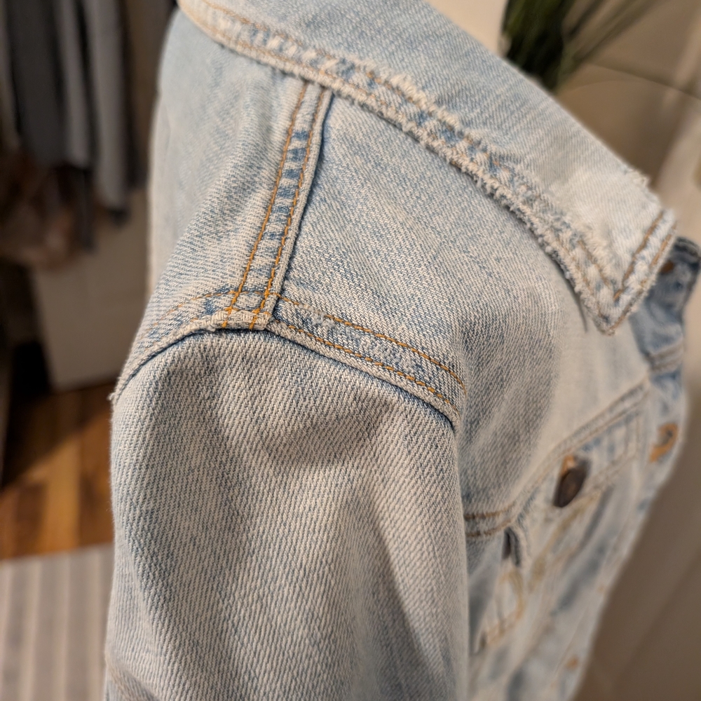 🧥 Hollister Lightwash Distressed Denim Trucker Jacket (like new) Sustainable - Picture 5 of 12